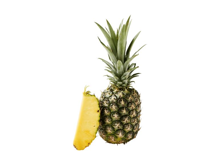 Eine ganze Ananas und eine Ananasscheibe auf schwarzem Hintergrund.