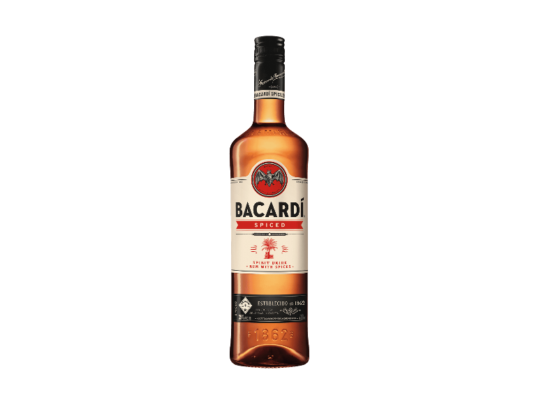 Eine Flasche gewürzter Rum auf schwarzem Hintergrund.