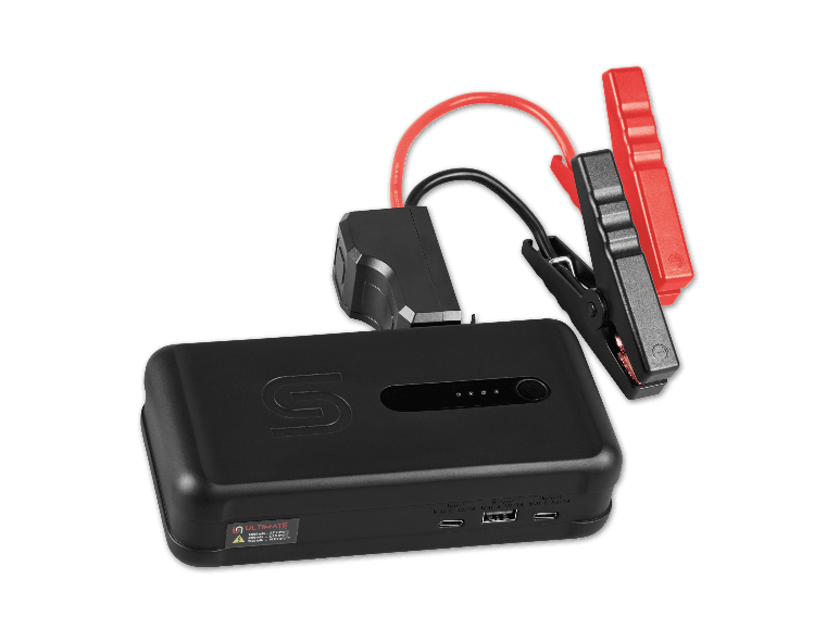 3/4-Ansicht: ULTIMATE SPEED Mobile Autostarthilfe mit Powerbank mit Kabeln und Klemmen.