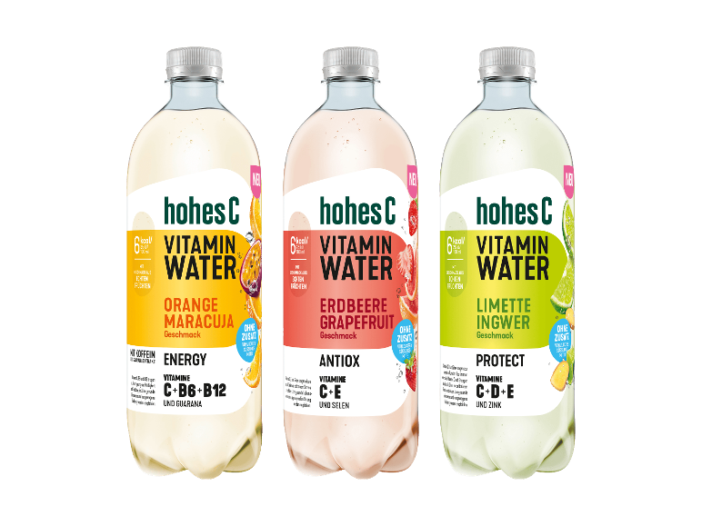 Drei Flaschen Vitamin Water in den Sorten Orange-Maracuja, Erdbeere-Grapefruit und Limette-Ingwer.