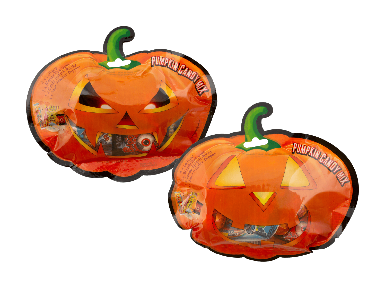 Halloween-Geschenktüten in Kürbisform mit verschiedenen Süßigkeiten.