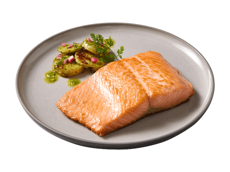 FISCHERSTOLZ Norwegische Lachsfiletportion serviert mit Kartoffeln und Kräutersauce.