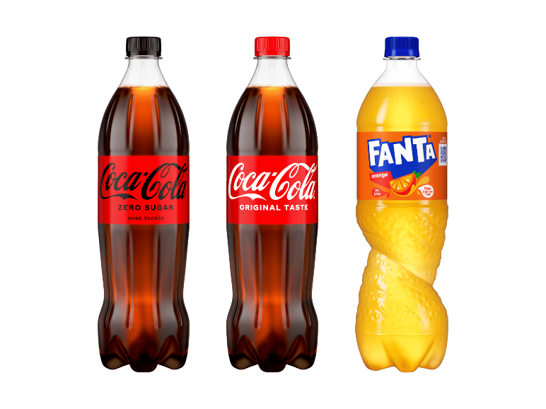 Drei Plastikflaschen mit Erfrischungsgetränken: zwei Cola und eine Orangenlimonade.