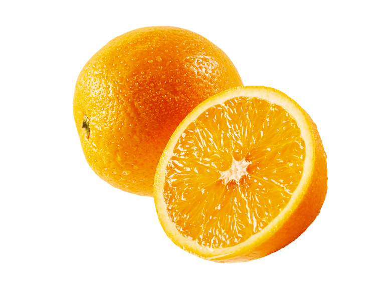 Eine ganze Orange mit Wassertropfen und eine halbe Orange auf schwarzem Hintergrund.