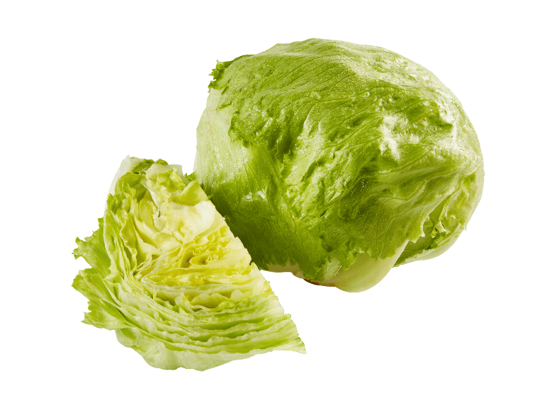 Ein ganzer Eisbergsalat und ein abgeschnittenes Stück auf schwarzem Hintergrund.