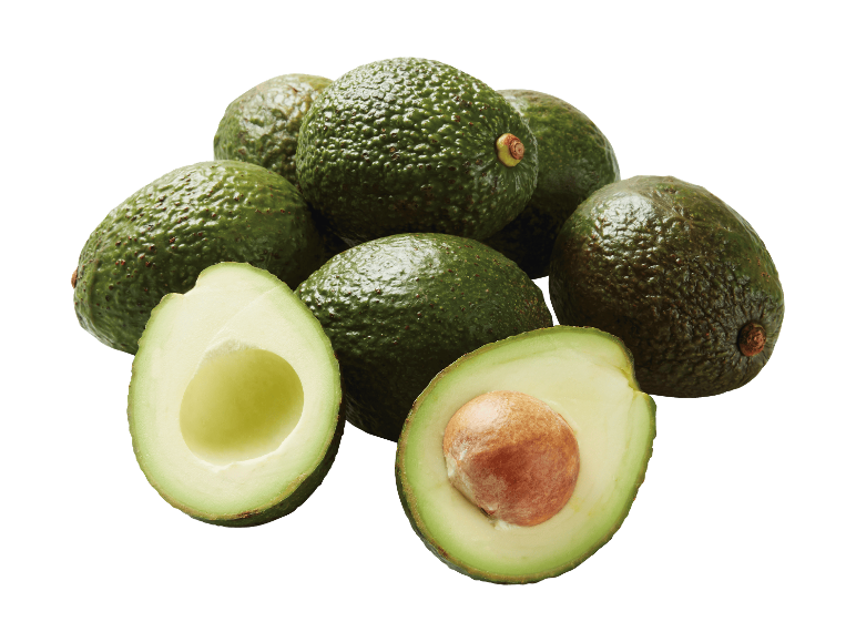 Ganze Avocado und halbierte Avocado mit Kern auf schwarzem Hintergrund