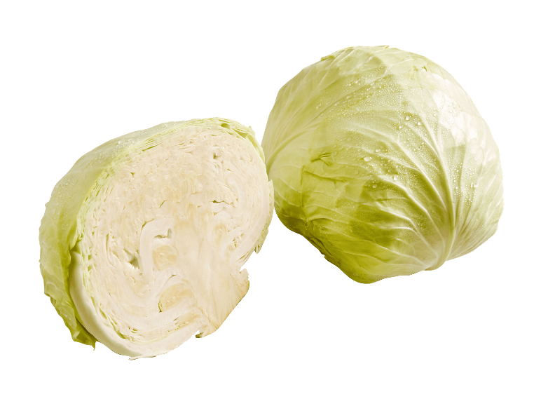 Ein ganzer und ein halbierter Weißkohl auf schwarzem Hintergrund.