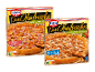 Zwei Packungen Tiefkühlpizza in den Sorten Schinken-Champignon und Thunfisch.
