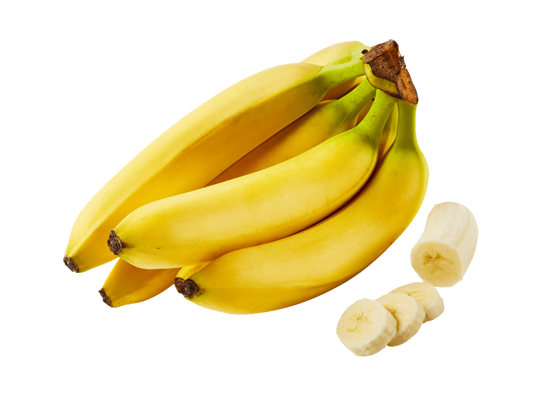 Eine Staude reifer gelber Bananen mit einigen Bananenscheiben auf schwarzem Hintergrund.