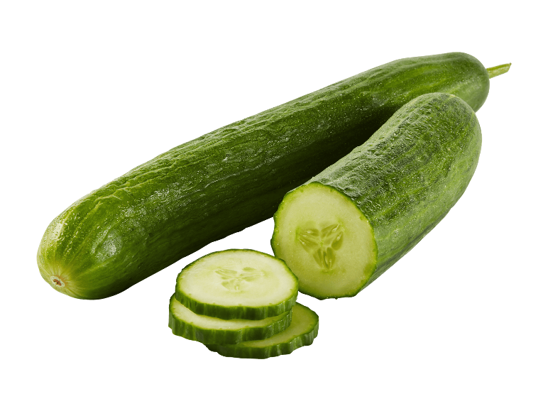 Frische ganze und in Scheiben geschnittene Gurken auf schwarzem Hintergrund.