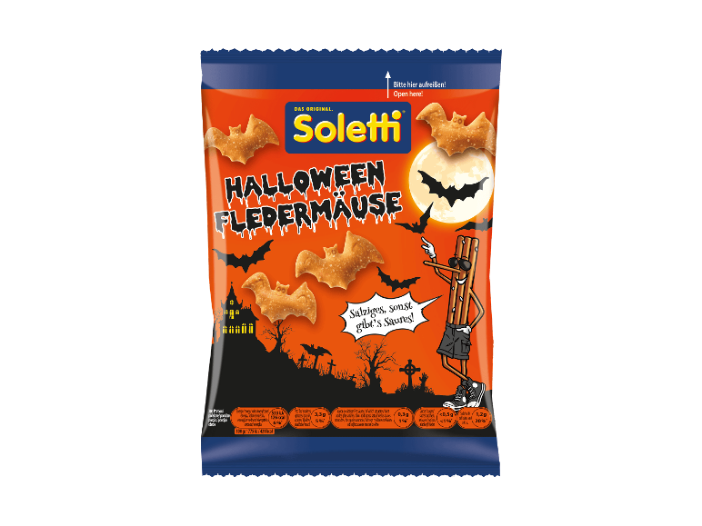 Salzige Knabber-Fledermäuse in einer Verpackung im Halloween-Design.