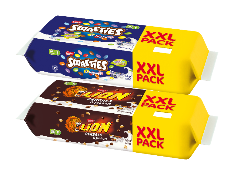 Zwei XXL-Packungen Joghurt mit Schokolinsen und Cerealien.