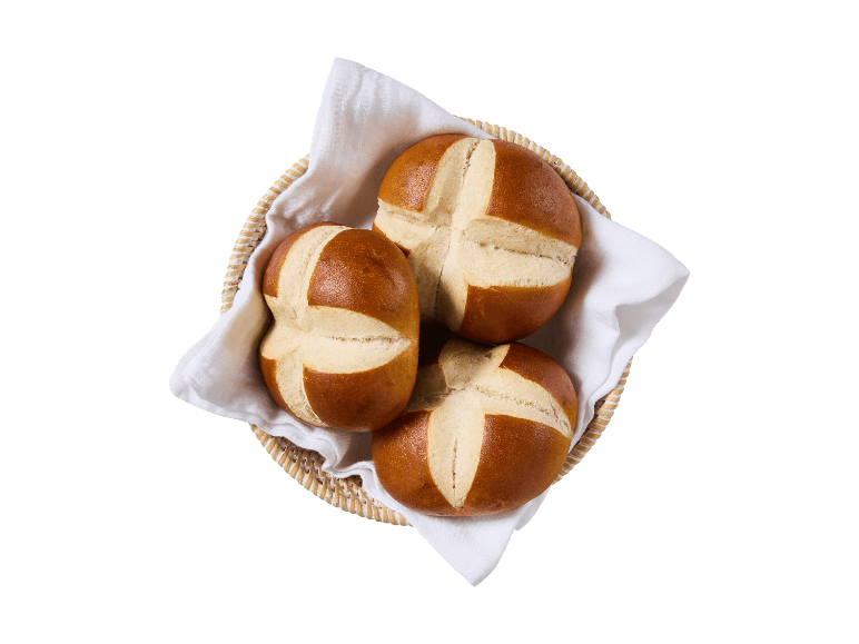 Laugenbrötchen - drei goldbraune Laugenbrötchen im Korb mit weißem Tuch.