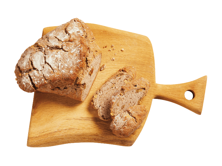 Aromatisches Buchweizenbrot mit Walnüssen auf einem Holzbrett.