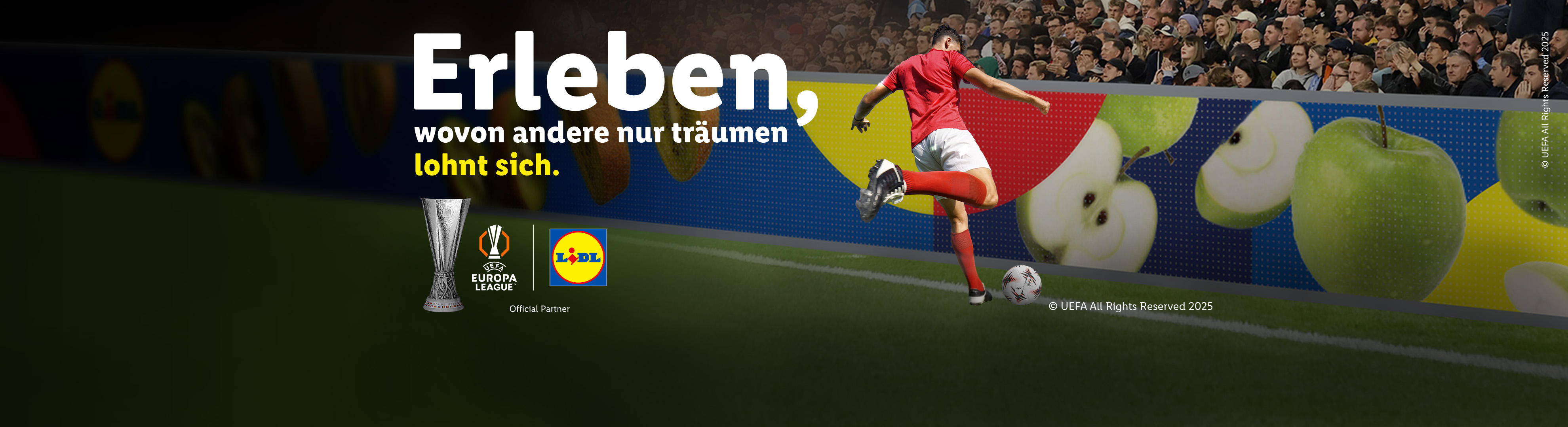Fußballspieler auf dem Feld mit Europa League Pokal und Lidl-Logo, umgeben von Obstmotiven.