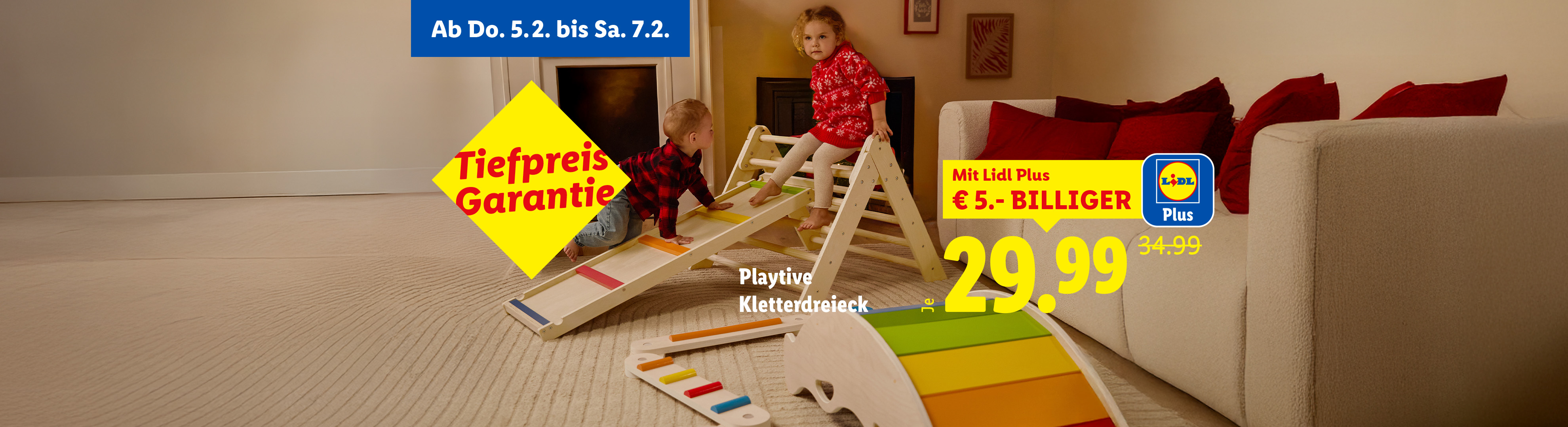 Zwei Kinder spielen auf einem Kletterdreieck und einer Rutsche, mit Preisinformationen und Aktionsdetails.