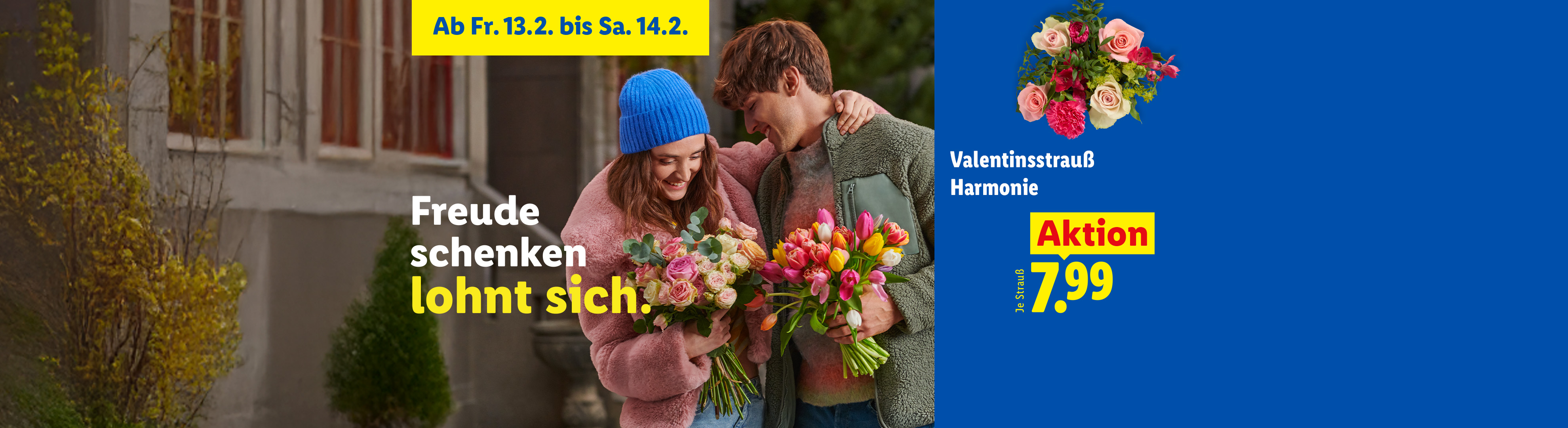 Ein Paar hält Blumensträuße, beworben als Valentinstagsstrauß Harmonie für 7,99 € vom 13. bis 14. Februar.