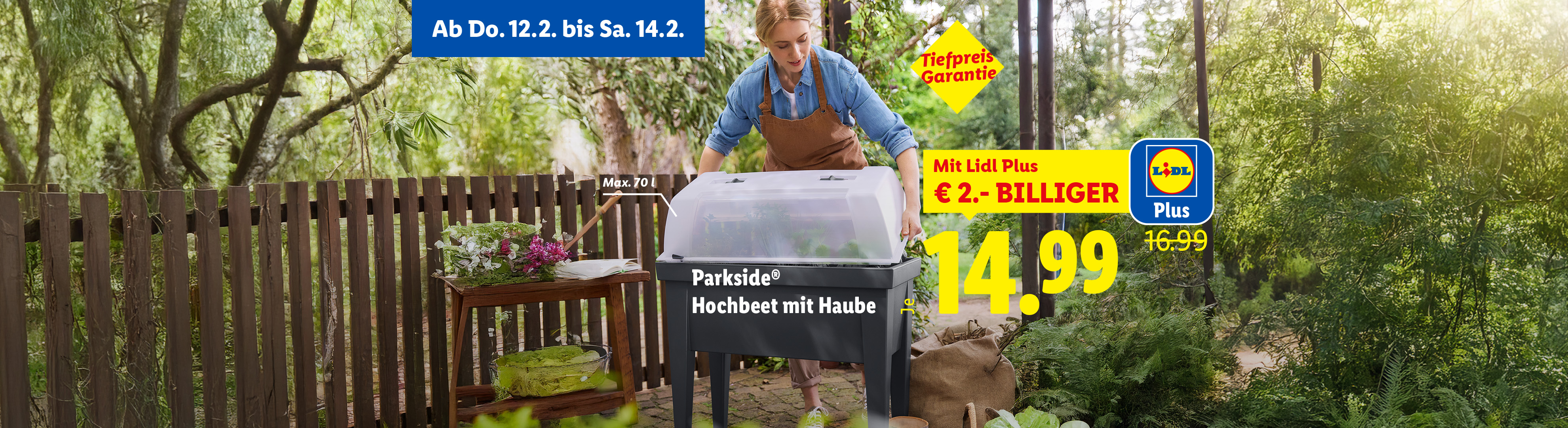 Eine Frau bepflanzt ein Hochbeet mit Haube im Garten, mit Preisinformationen.