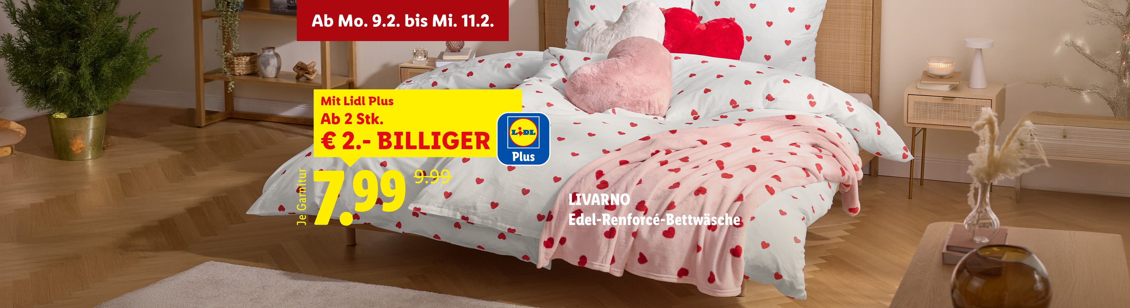 Bettwäsche mit roten Herzen und Kissen in Herzform, beworben mit einem Rabatt von 2 € ab 2 Stück.