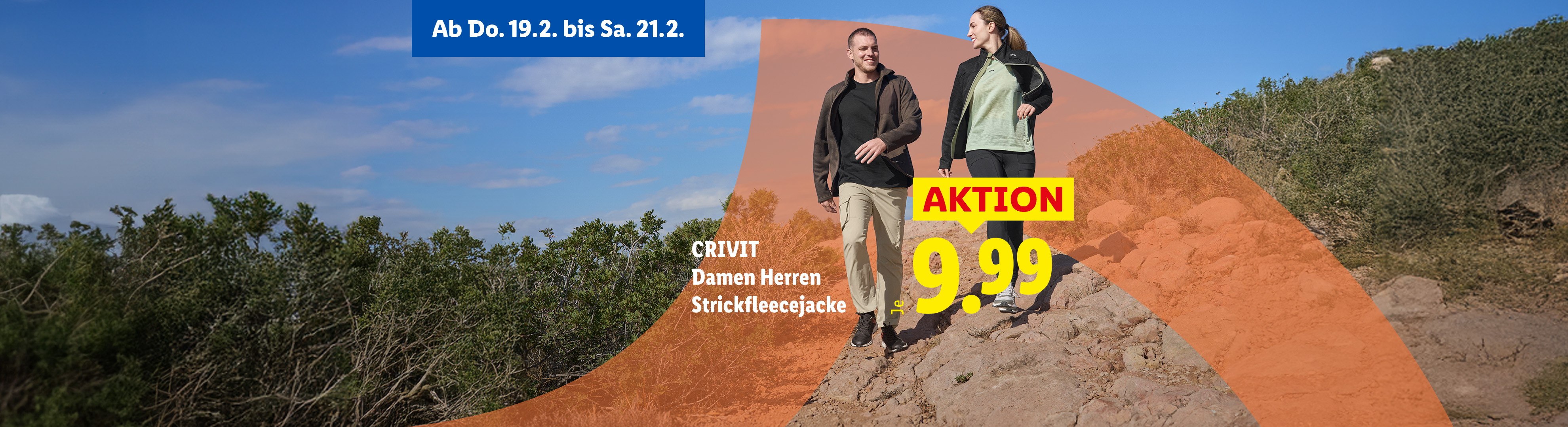 Zwei Wanderer auf einem felsigen Pfad, beworben als Aktion für Strickfleecejacken für 9,99 €.