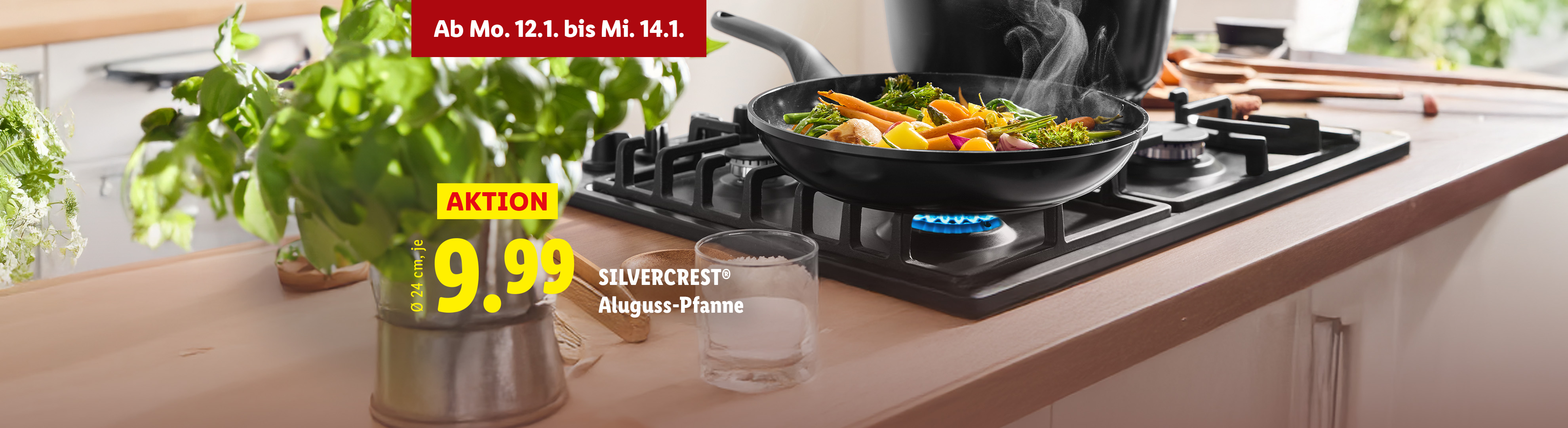 SILVERCREST Aluguss-Pfanne mit Gemüse auf einem Gasherd, beworben als Aktion für 9,99 €.