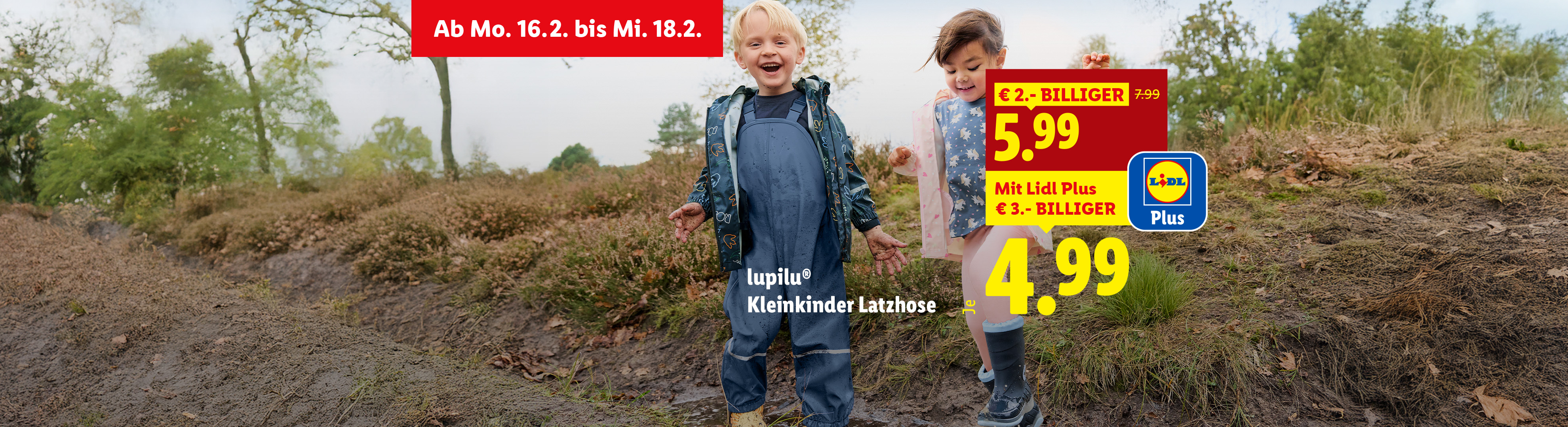 Zwei Kinder in Matschhosen spielen draußen, mit Preisen für Kleinkinder-Latzhosen.