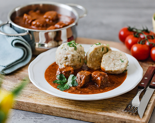 Rindsgulasch mit Semmelknödel