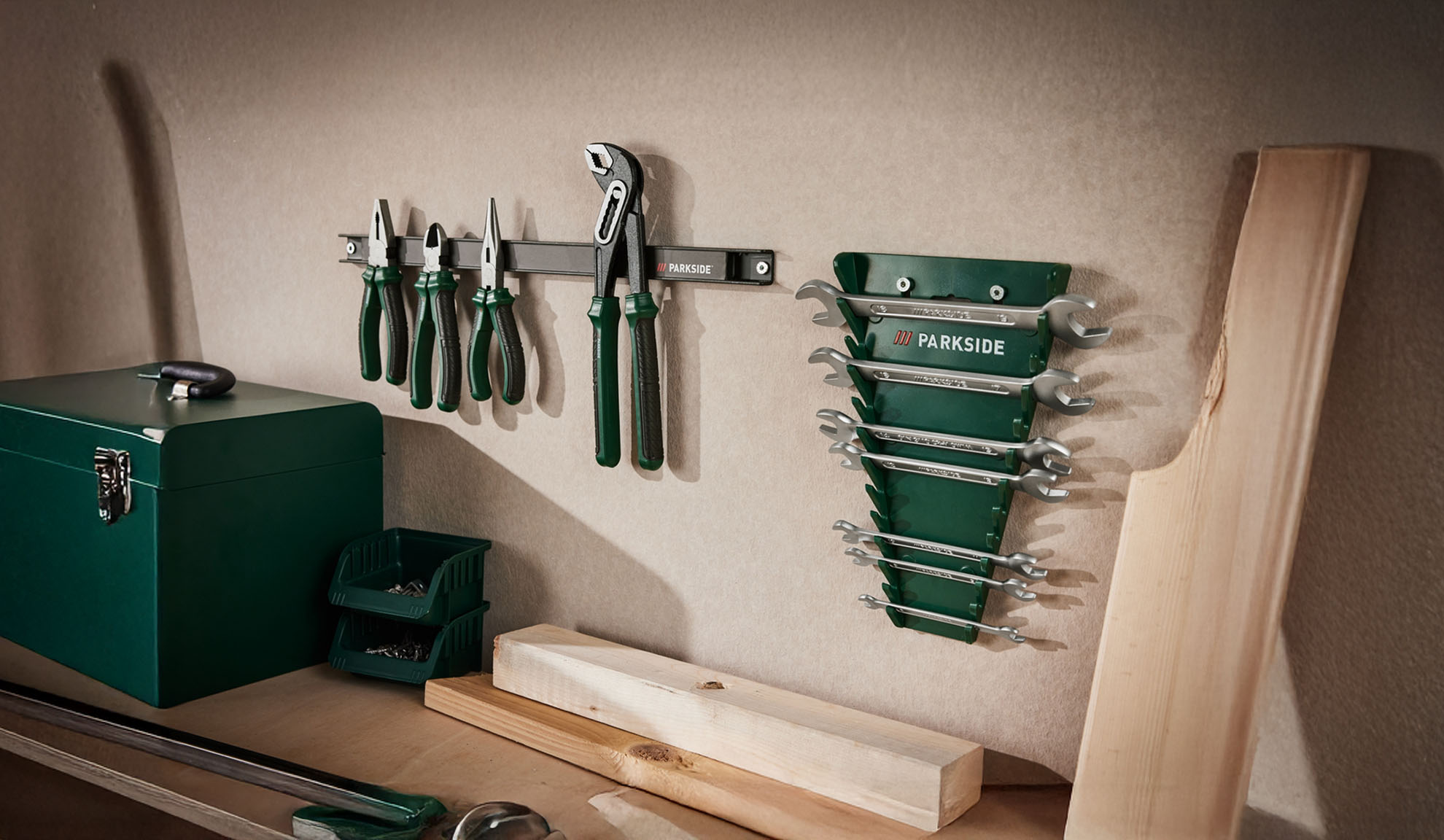 Parkside Werkstatt-Organisation: Zangen, Schraubenschlüssel und Werkzeugkasten.