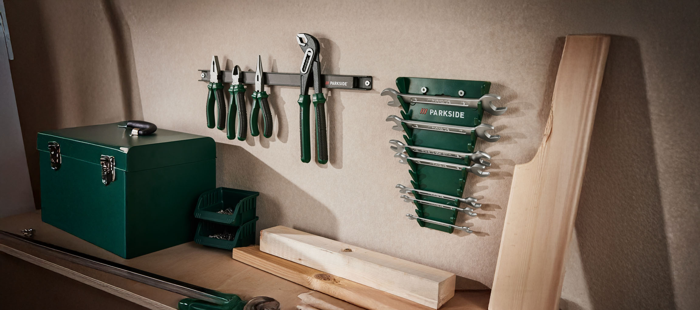 Parkside Werkzeuge ordentlich an der Werkstatt Wand und Regal angeordnet.