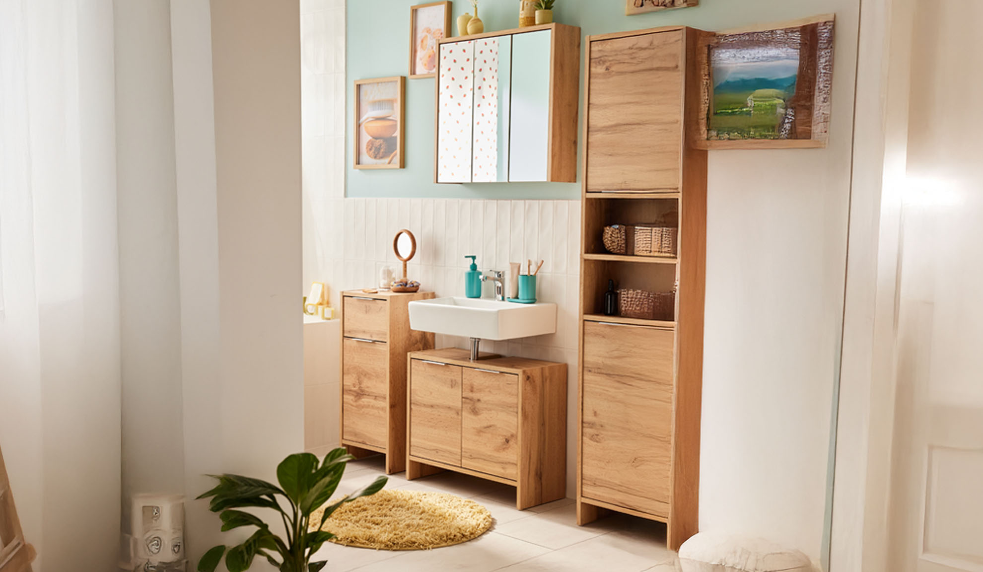 Modernes Badezimmer mit hellen Holzmöbeln, weißem Waschbecken und Wandspiegel.