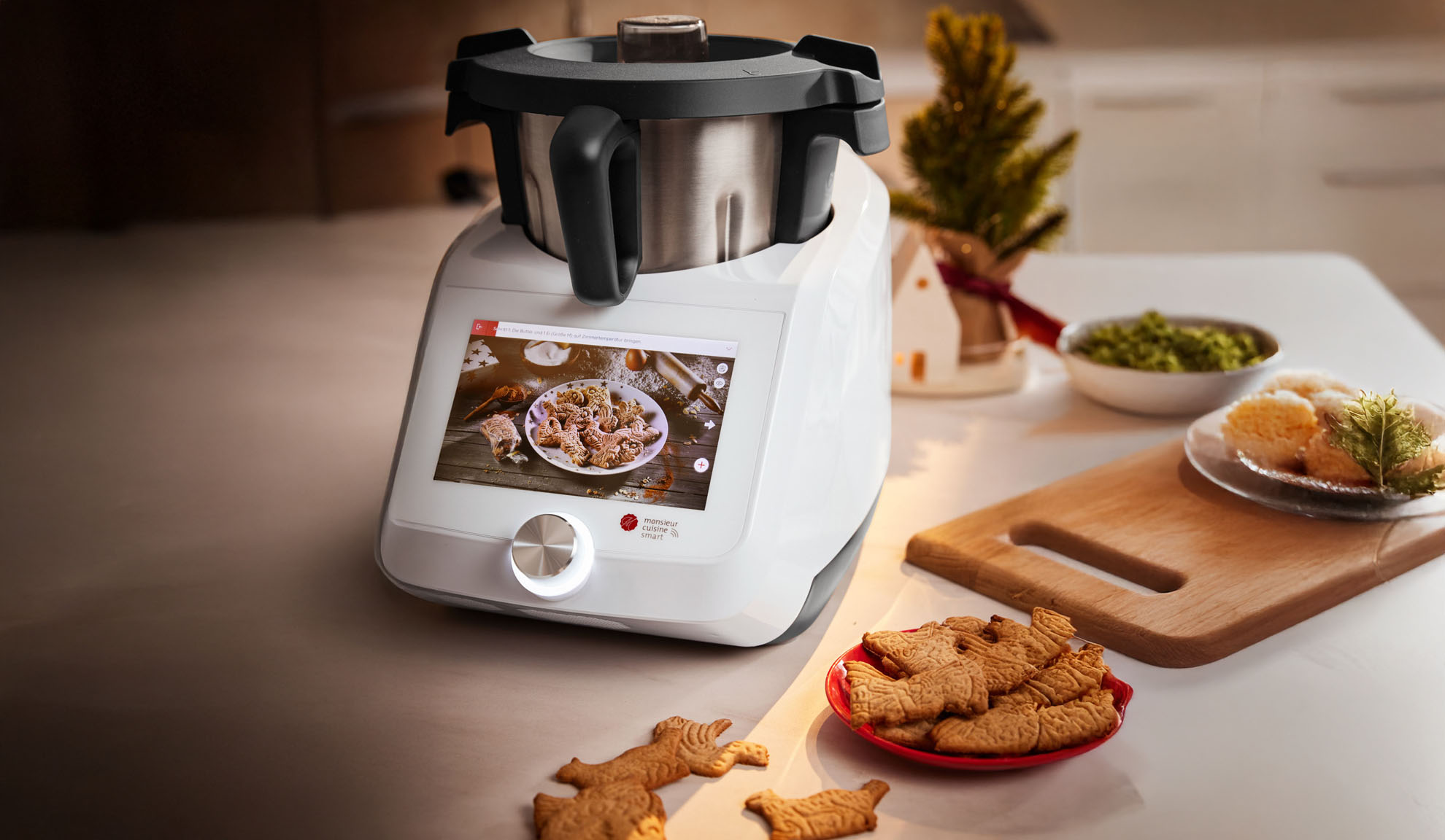 Monsieur Cuisine Smart Küchenmaschine mit Touchscreen, Keksen und Weihnachtsdekoration.