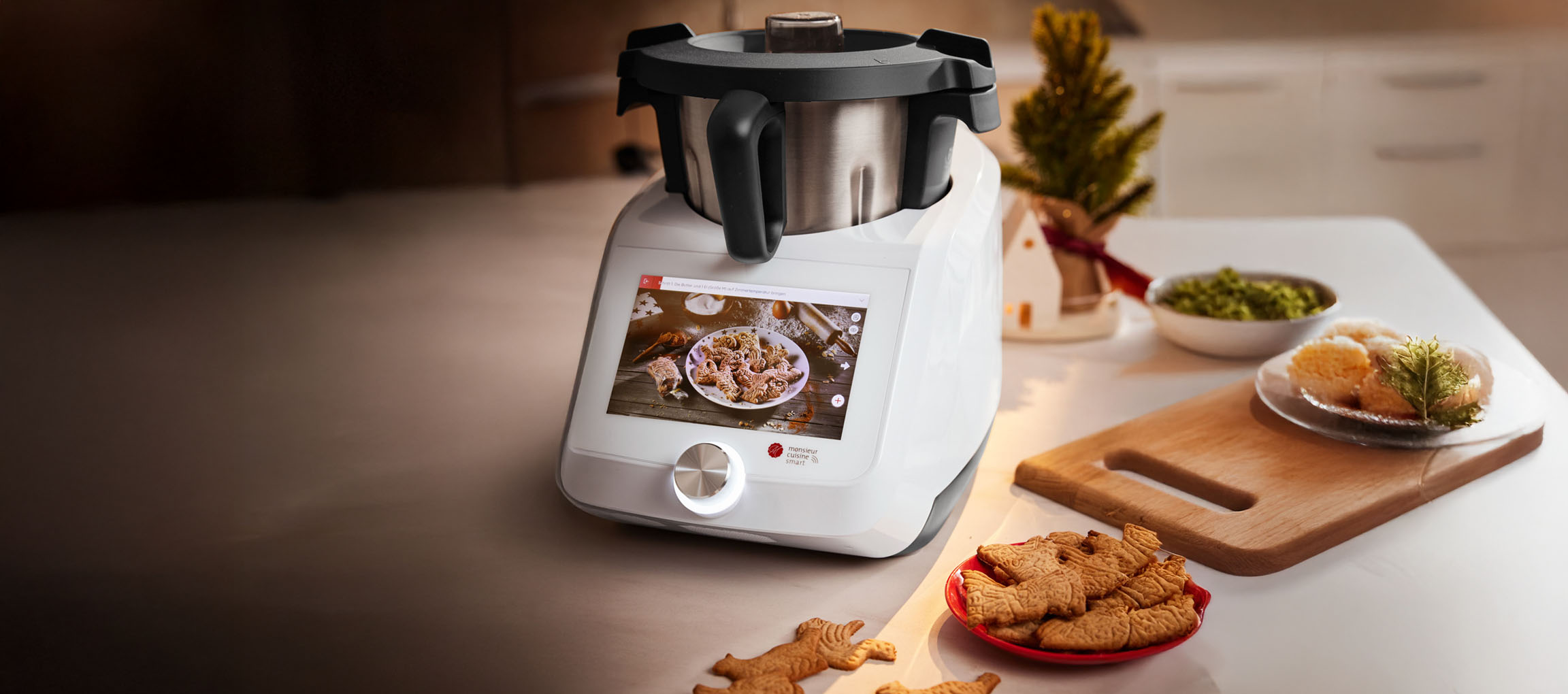 Monsieur Cuisine Smart Küchenmaschine mit Weihnachtsplätzchen und festlicher Dekoration.