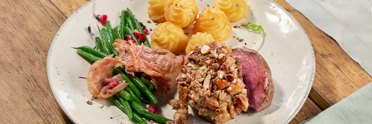 Angerichteter Teller mit dem Gericht Kängurufiletsteak mit Nusscrunch
