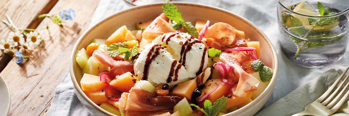 Ein schön angerichteter Teller das Rezept ist ein Salt mit Burrata