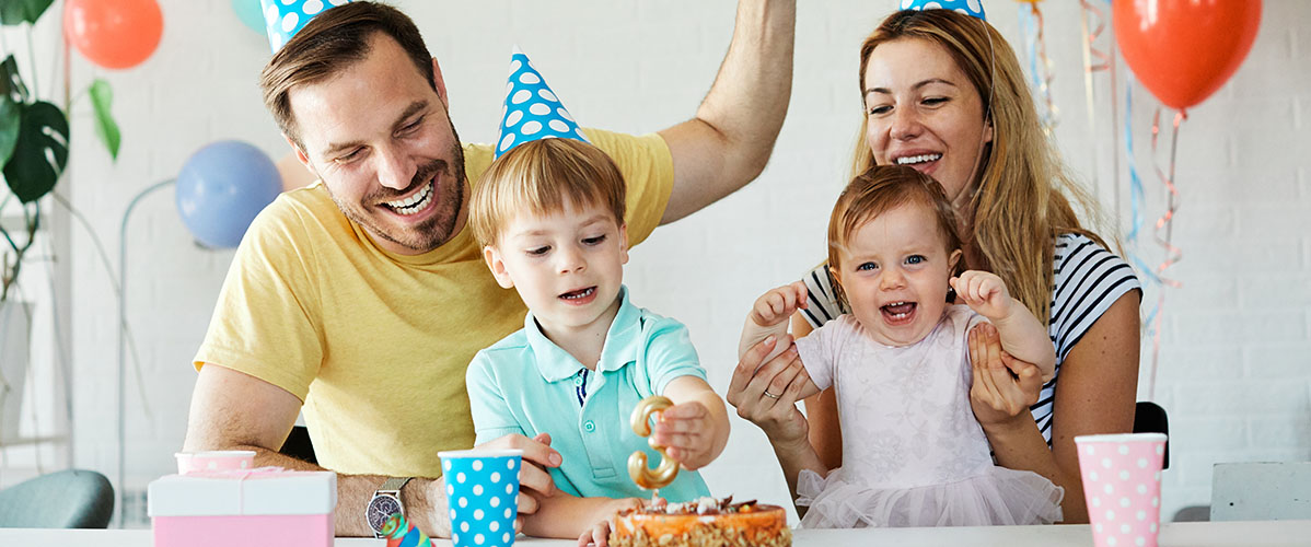 Familie feiert Geburtstag