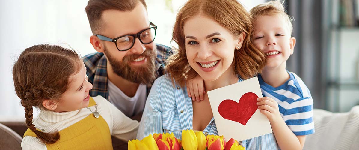Familie feiert gemeinsam den Muttertag