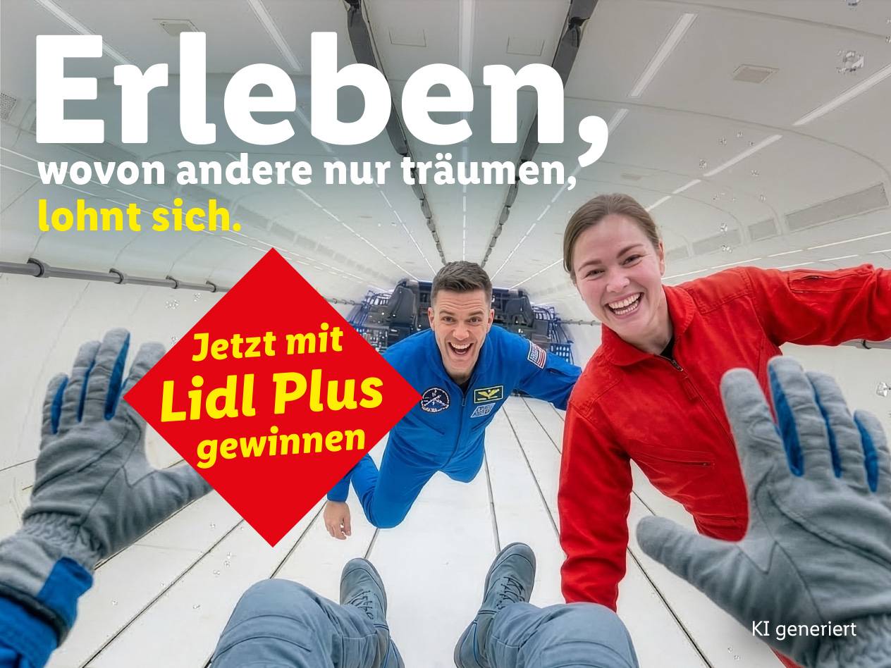 Zwei lachende Menschen in Overalls schweben in einem Flugzeug, mit Text: 'Erleben, wovon andere nur träumen, lohnt sich. Jetzt mit Lidl Plus gewinnen.'
