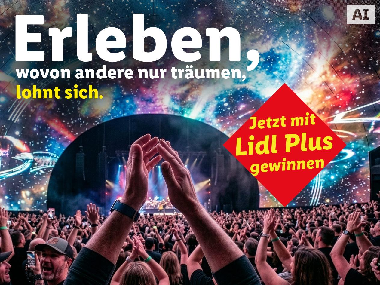 Konzertpublikum unter buntem Himmel mit Gewinnspiel-Hinweis. KI-generiert.