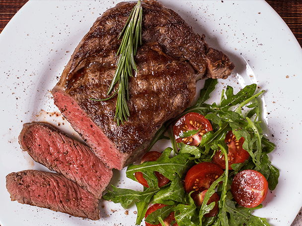 Gegrilltes Rib-Eye-Steak mit Salat