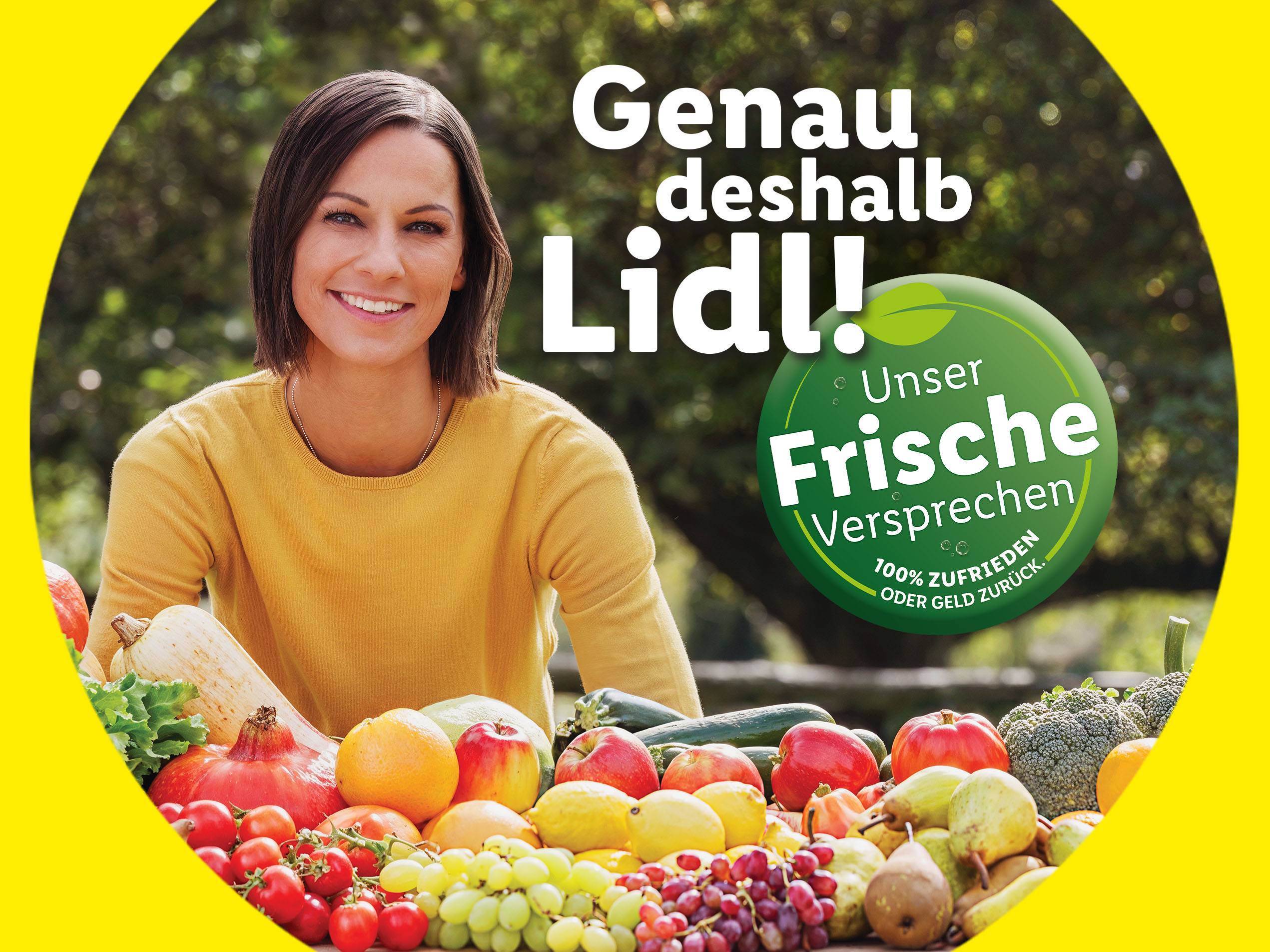 Genau deshalb Lidl! Christina Stürmer vo einem Tisch mit Obst und Gemüse mit dem Informationszusatz "Unser Frische Versprechen" 100% zufrieden oder Geld zurück