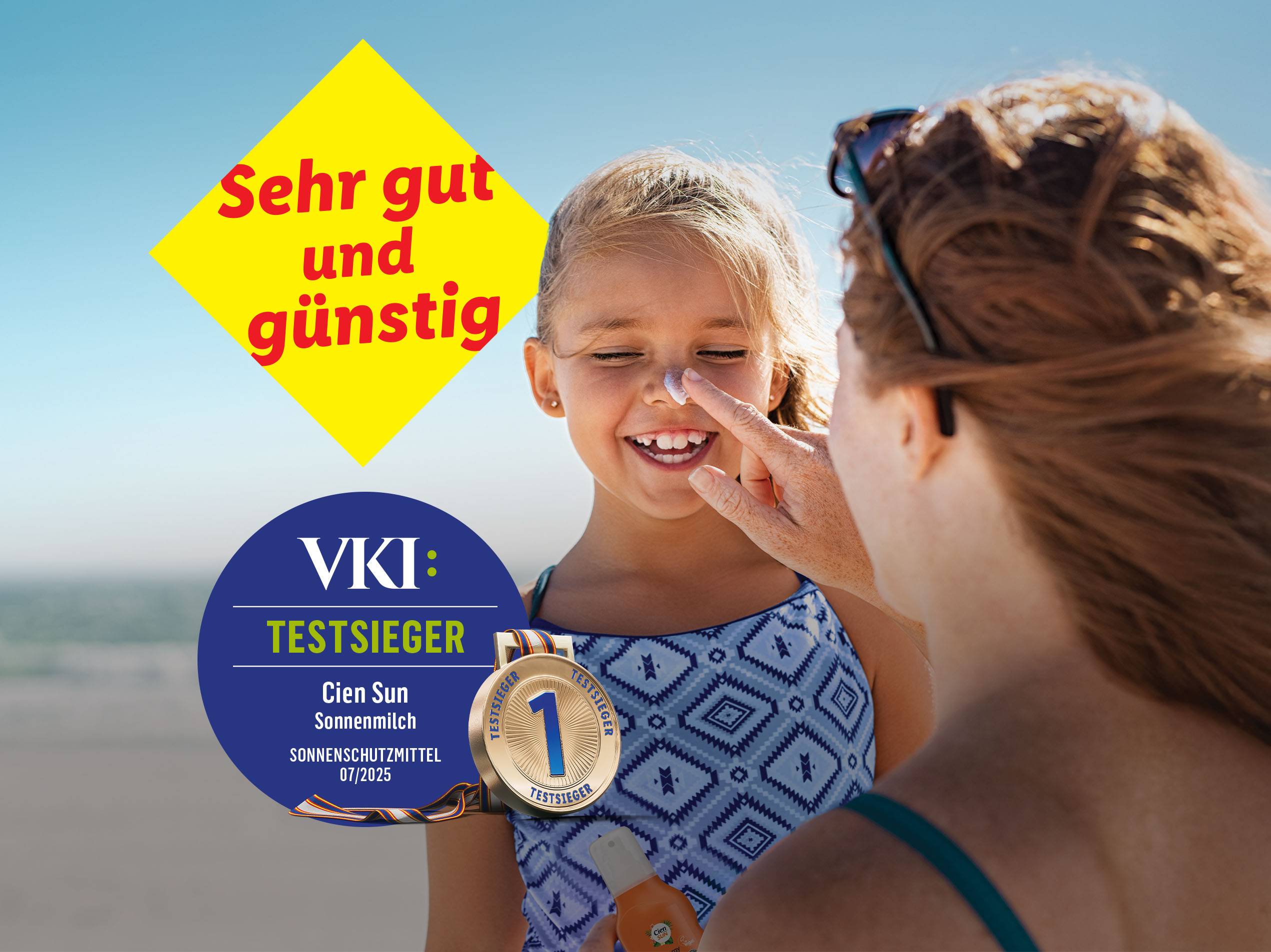 Eine Mutter schützt ihre Tochter mit Cien Sun Sonnenmilch vor der Sonne; VKI Testsieger: Cien Sun Sonnenmilch - Sonnenschutzmittel 07/2025; Textzusatz: Sehr gut und günstig
