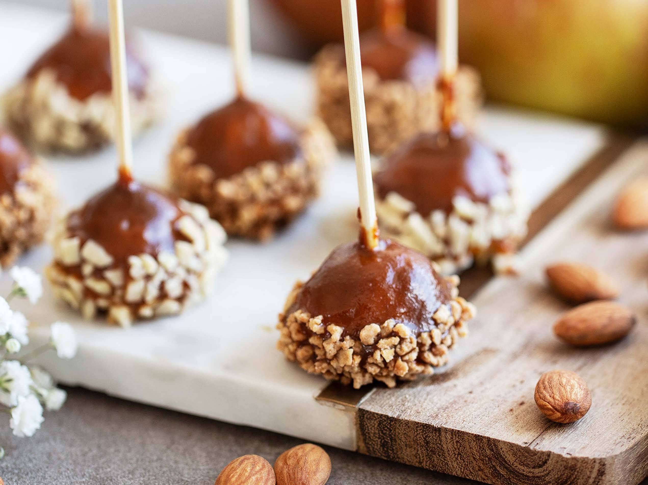 Apfel-Mandel-Pops mit Karamellsauce