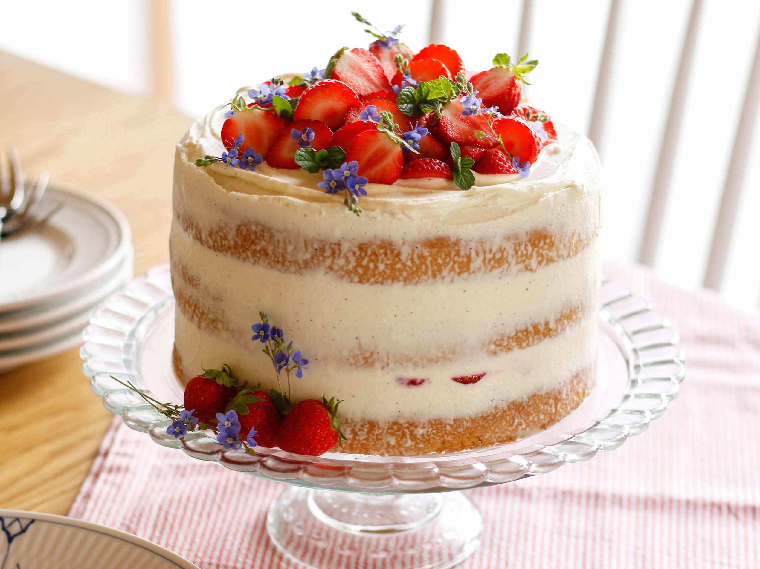 Erdbeer-Naked-Cake mit Topfencreme