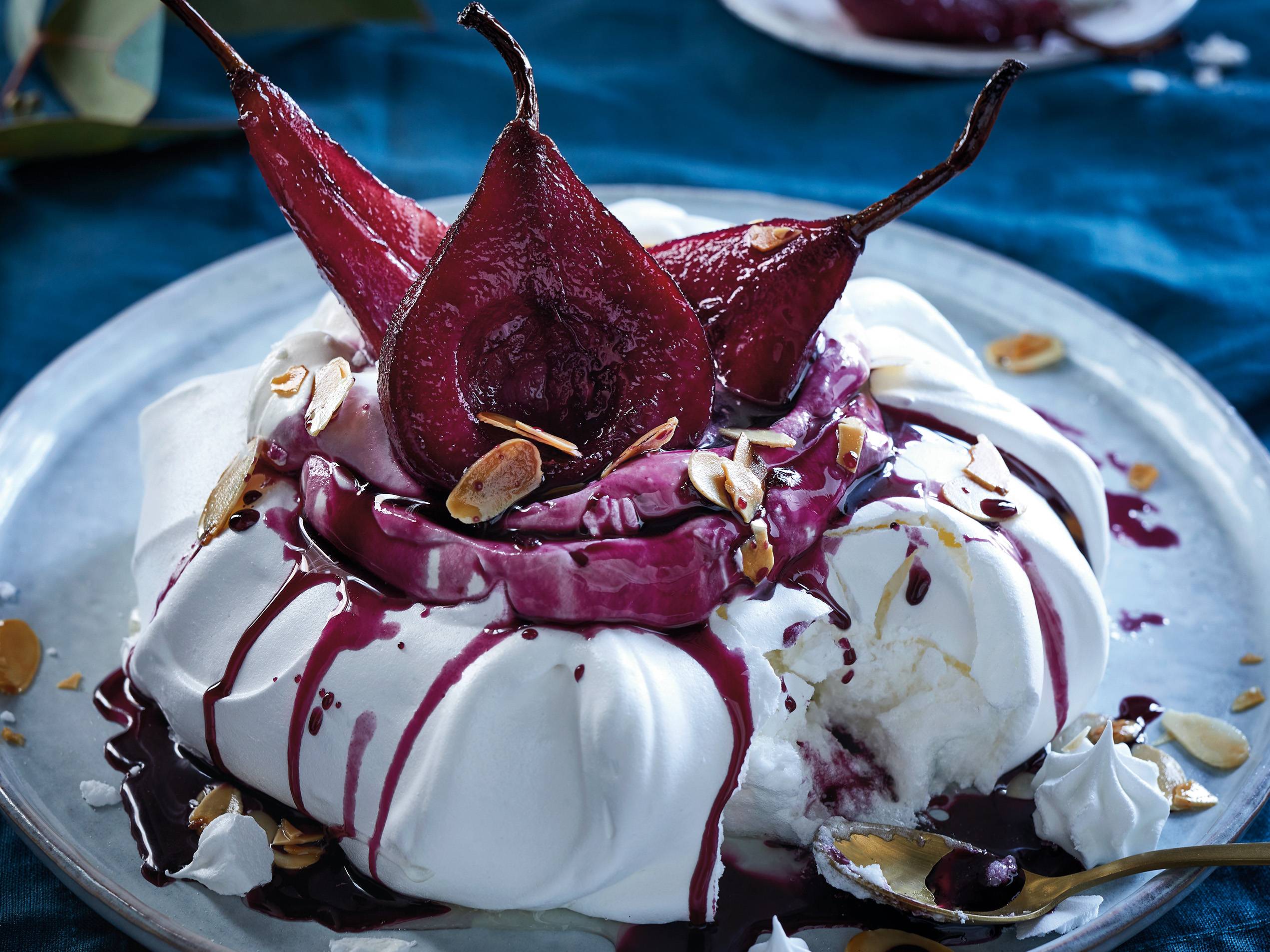 Pavlova mit Rotwein-Birnen