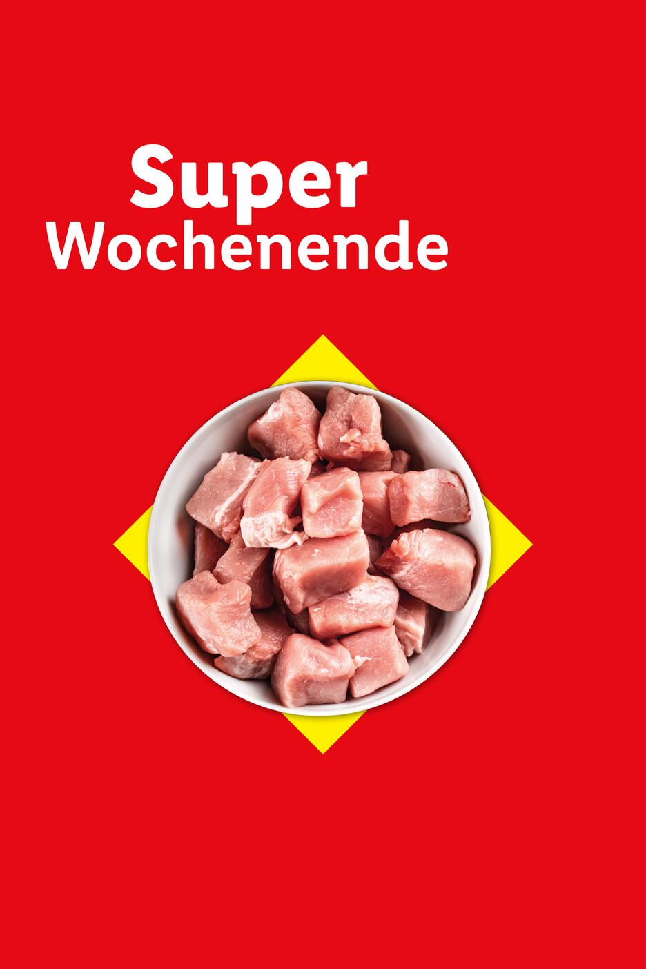 Eine Schüssel mit gewürfeltem Schweinefleisch auf rotem und gelbem Hintergrund.