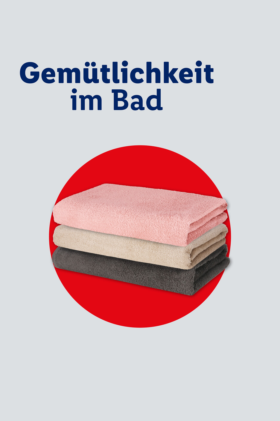 Gemütlichkeit im Bad: Stapel aus drei farbigen Handtüchern (rosa, beige, dunkelgrau).