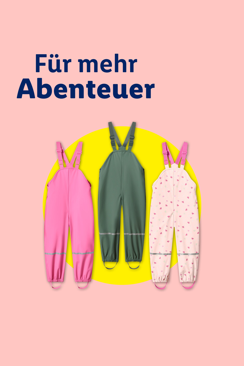 Drei Kinder-Regenhosen in Pink, Grün und mit Herzchenmuster. Text: Für mehr Abenteuer.
