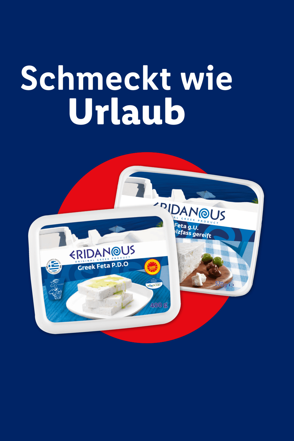 Zwei Packungen Feta-Käse auf blauem Hintergrund mit dem Text „Schmeckt wie Urlaub“.