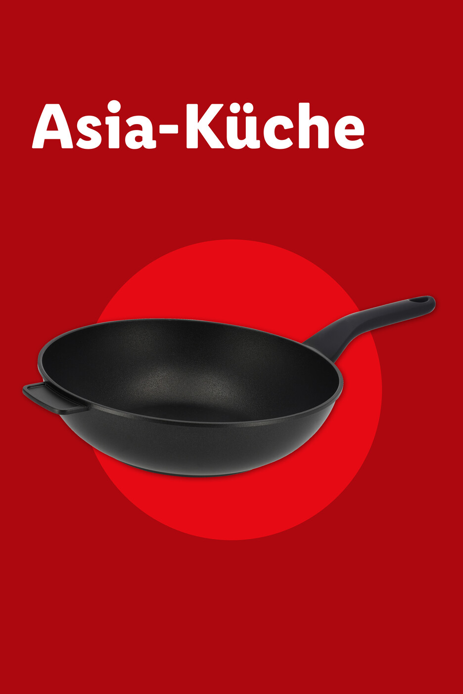 Schwarze Wokpfanne vor rotem Hintergrund mit dem Text „Asia-Küche“.