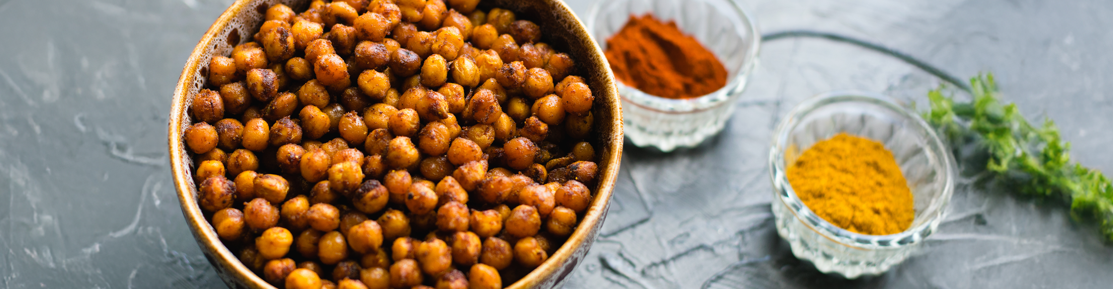 Geröstete Kichererbsen in einer Schale mit Paprika und Kurkuma.